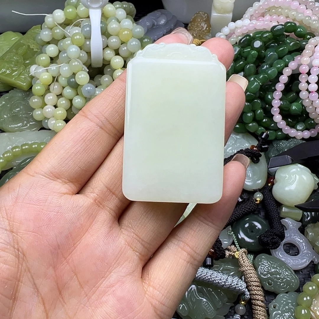 涵***姐和田玉未镶嵌颈饰卡50.7