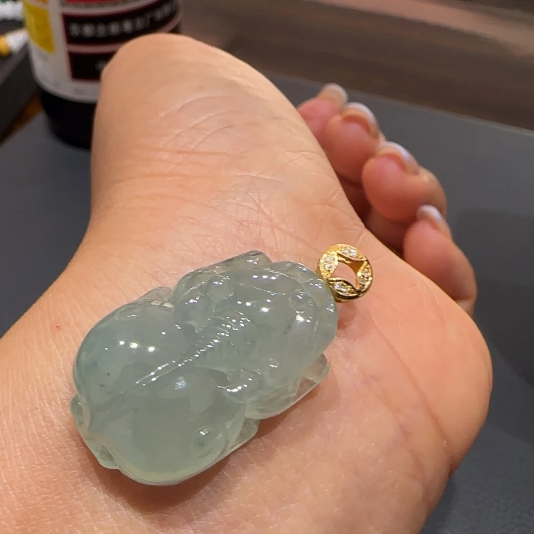 翡翠18K金镶嵌颈饰貔貅
