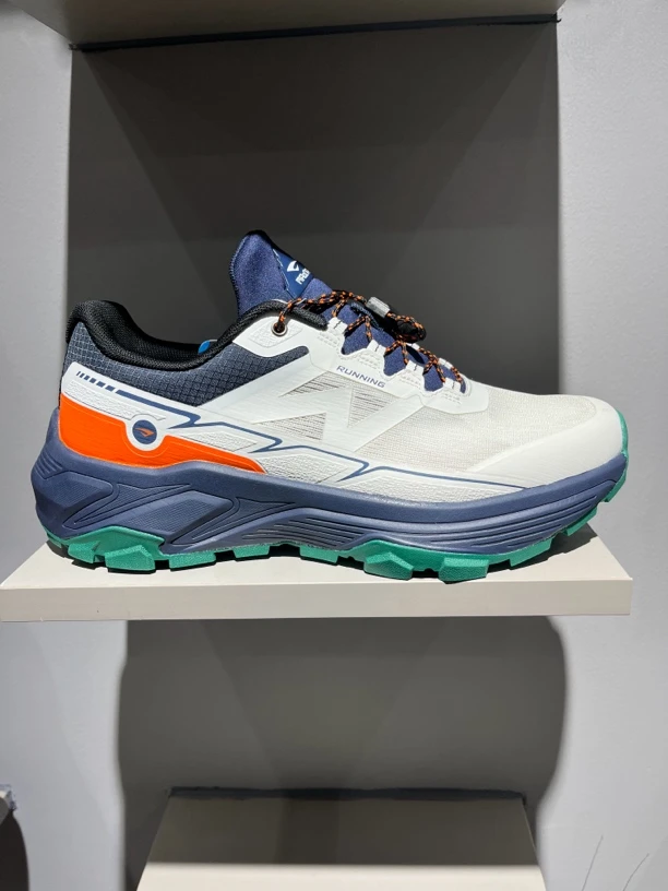 透气缓震防滑的越野跑鞋适合户外运动