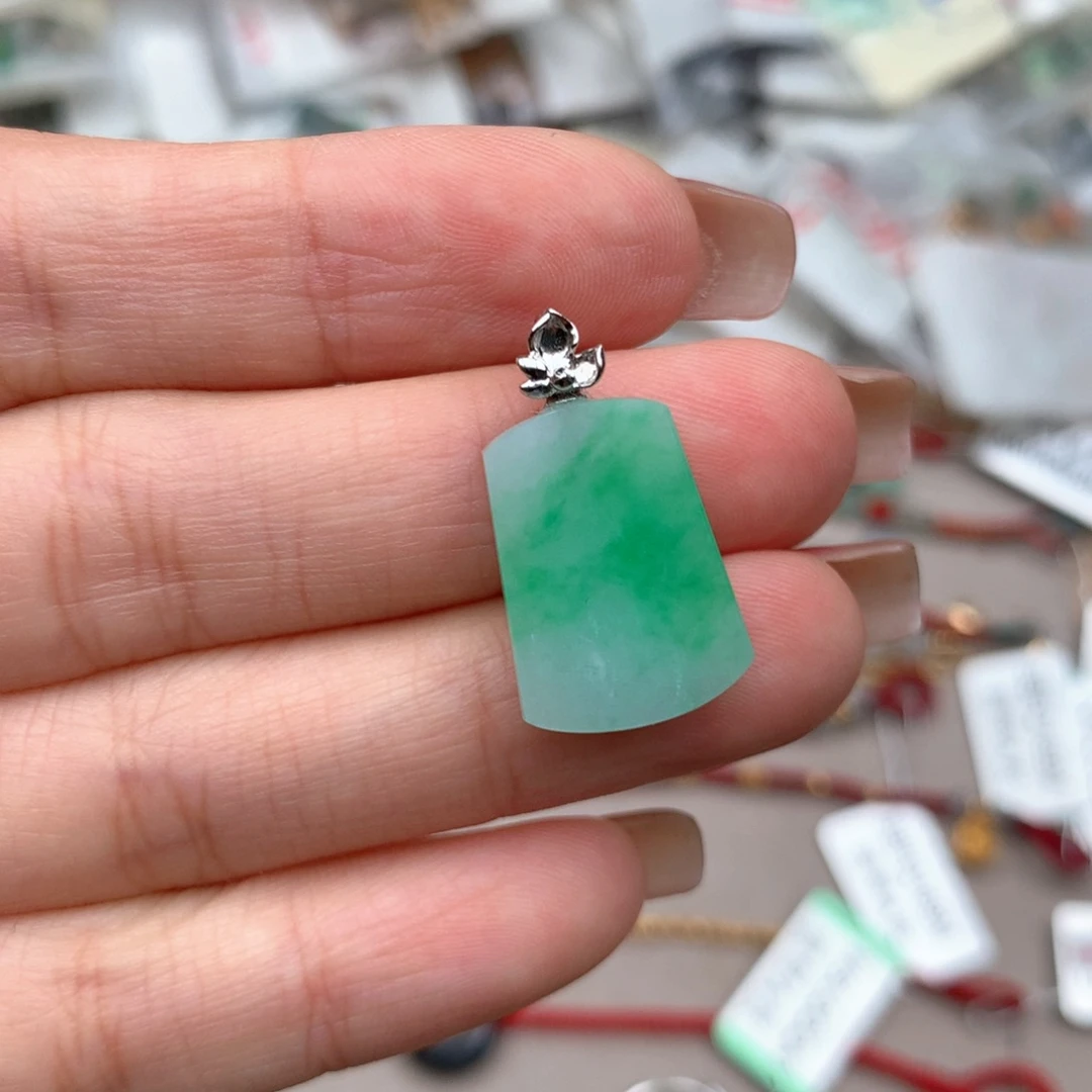 18K金镶嵌挂件翡翠