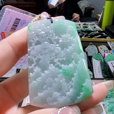 翡翠未镶嵌颈饰一个