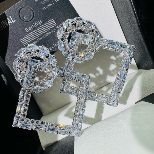 铜合金锆石耳饰 白色几何方形耳钉智性风轻奢高级感时尚耳环女