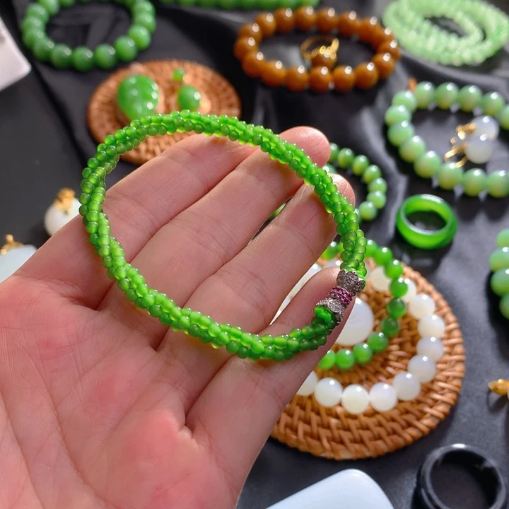 颈饰未镶嵌和田玉（碧玉）