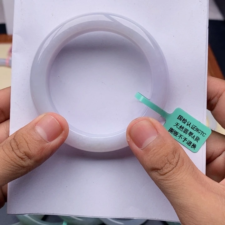 翡翠手镯未镶嵌翡翠