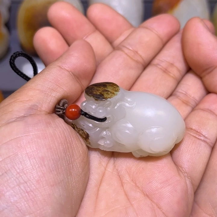 谭***峰和田玉未镶嵌颈饰