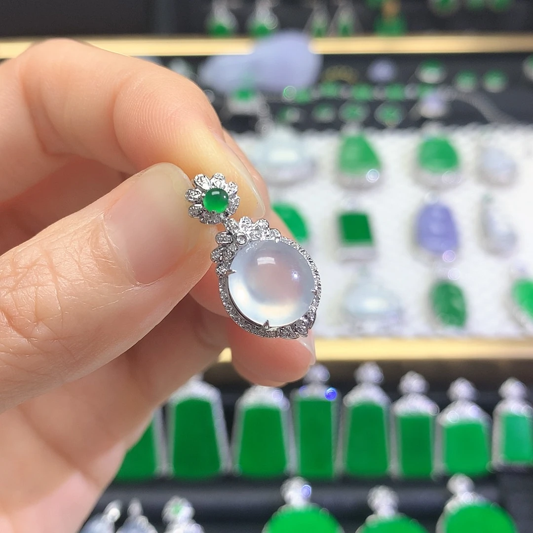 颈饰18K金镶嵌翡翠吊坠