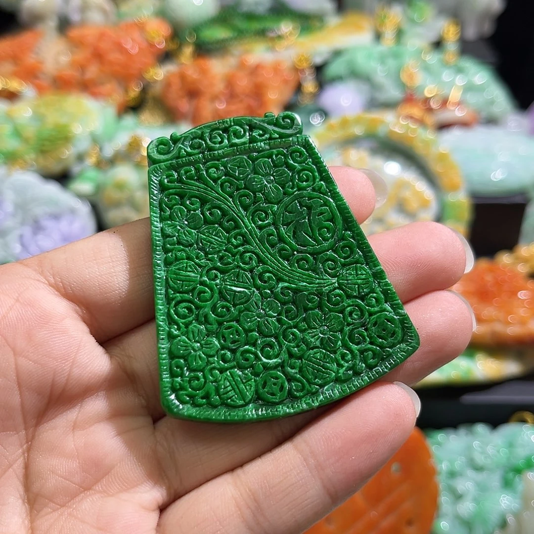 翡翠未镶嵌颈饰待编织