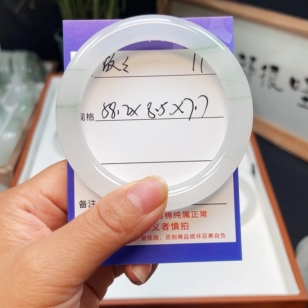 嗷****石英质玉（金丝玉）手镯未镶嵌