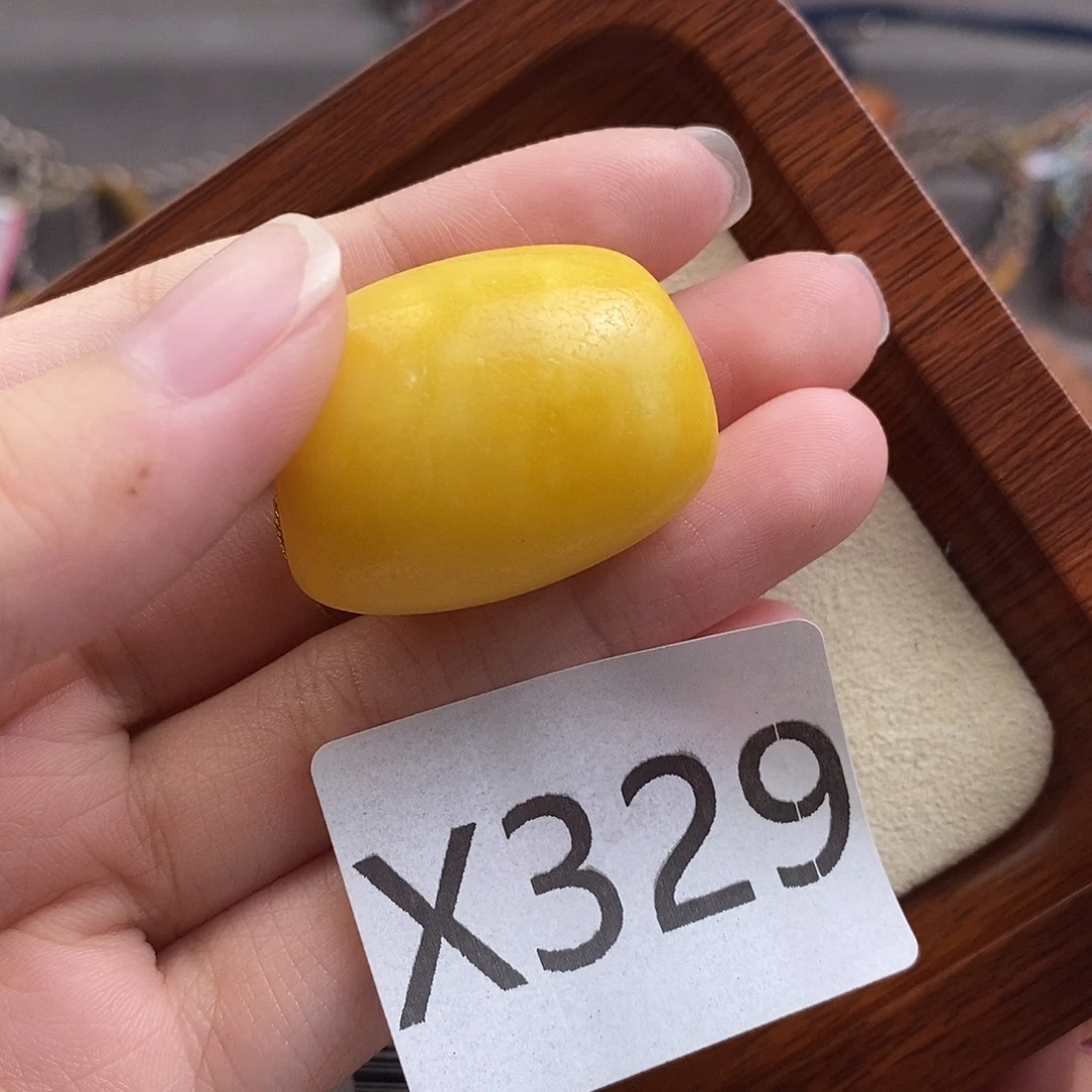 大***’蜜蜡未镶嵌珠宝奇石