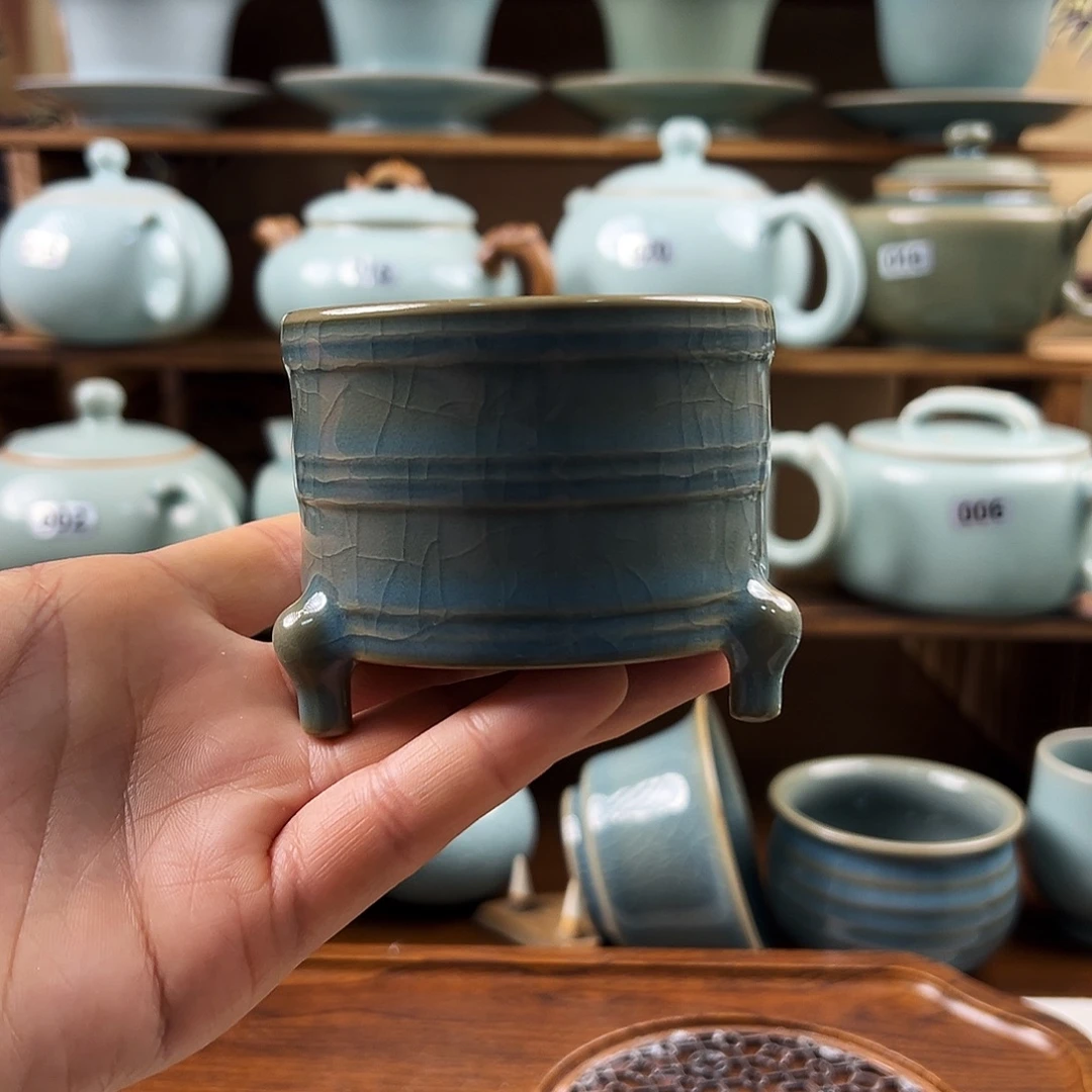 天蓝釉天三足炫纹樽杯