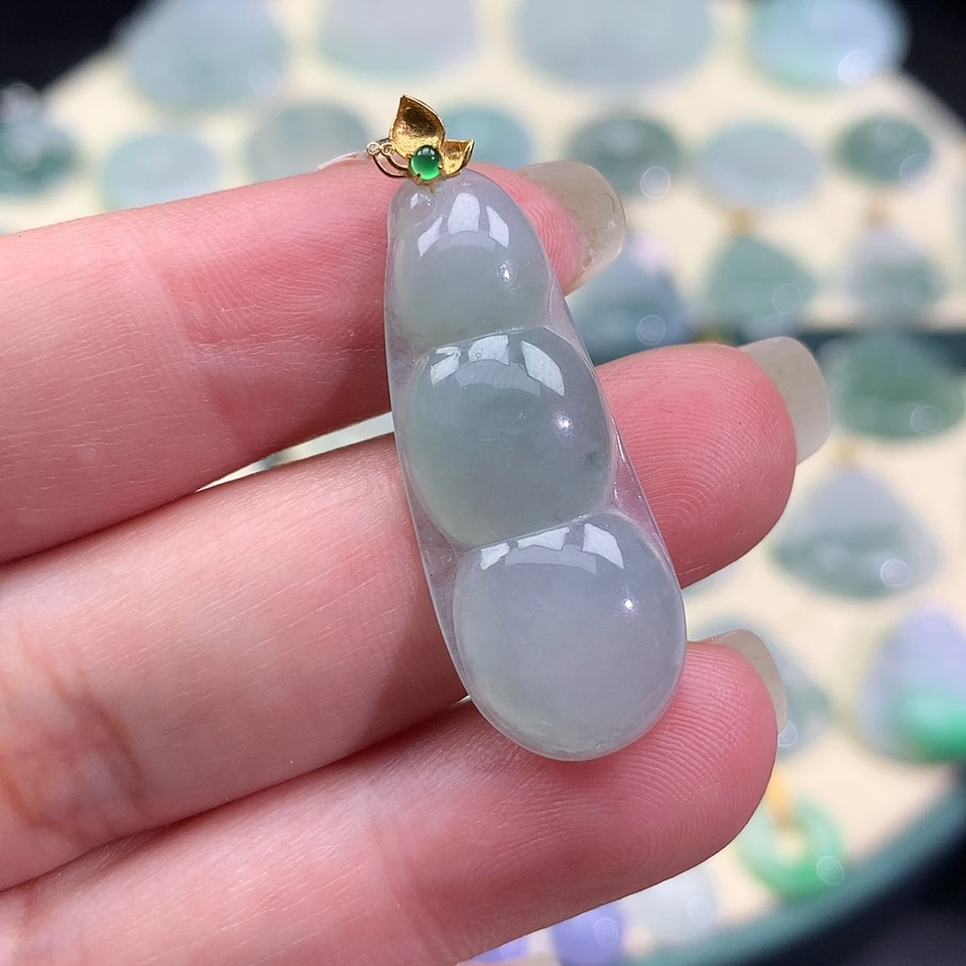 翡翠18K金镶嵌颈饰四季豆