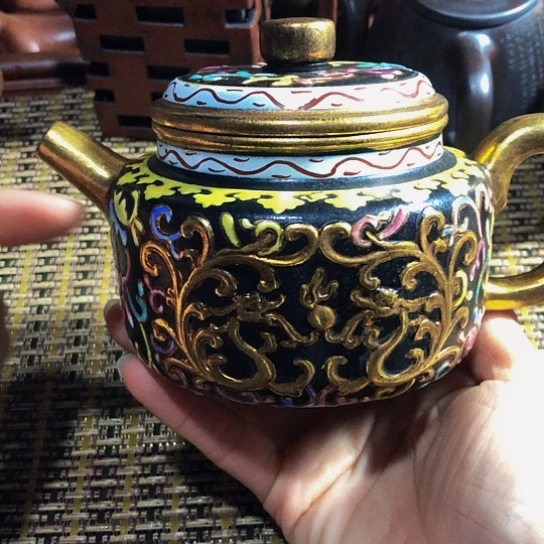 紫砂茶壶原矿泥料手工制作的紫砂壶。