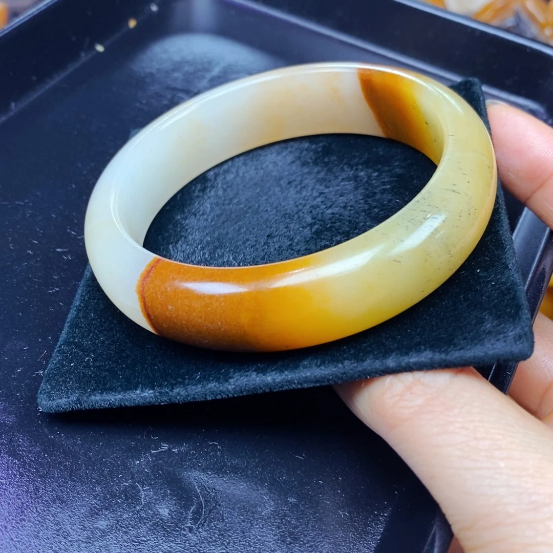 未镶嵌石英质玉（黄龙玉）颈饰