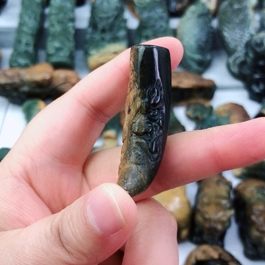 未镶嵌岫岩河磨玉（透闪石质玉）挂件