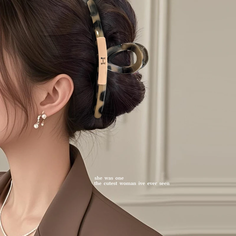 早春豹纹高级感后脑勺盘发鲨鱼夹大号显发量抓夹字母发夹高端发饰