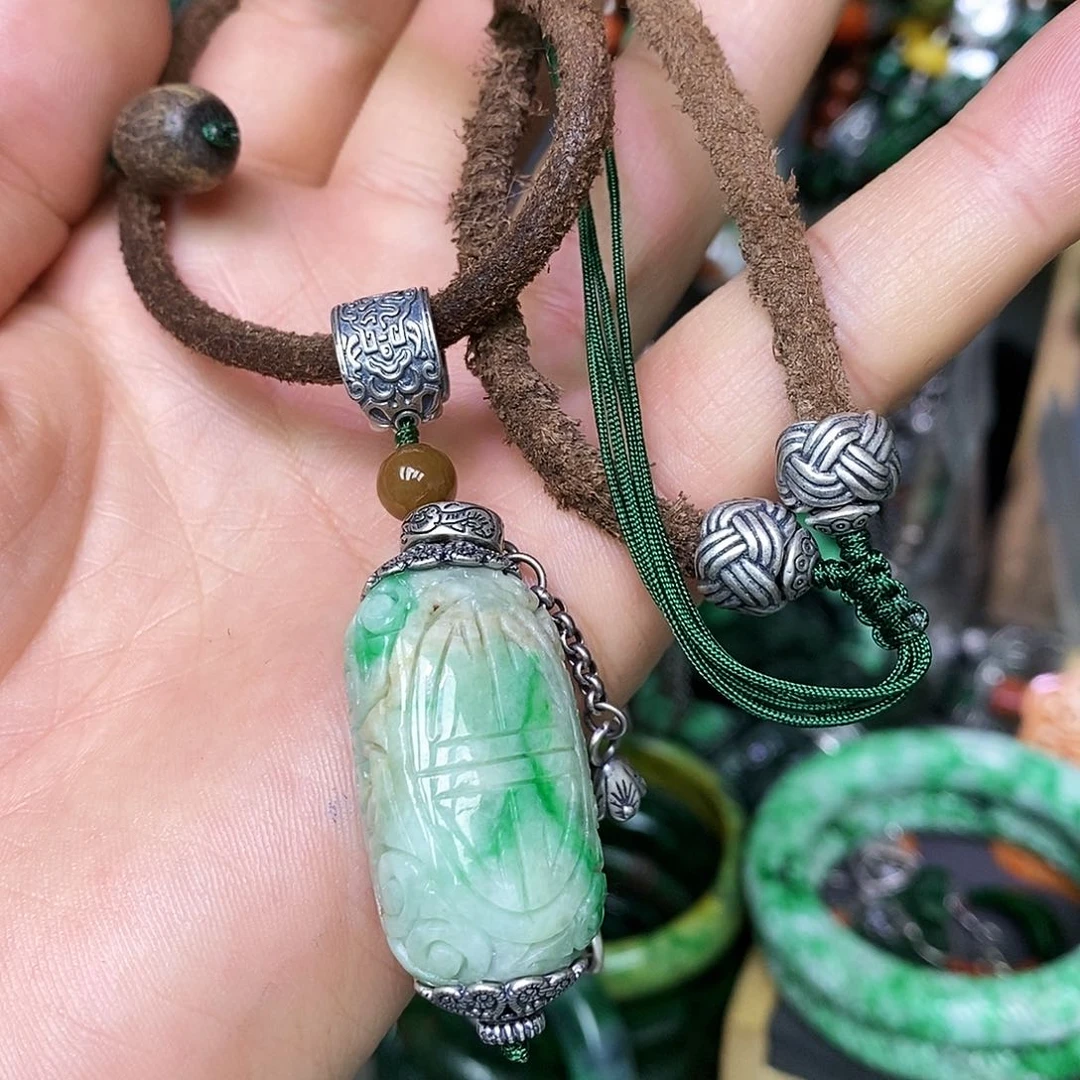 颈饰未镶嵌翡翠漂亮美眉也