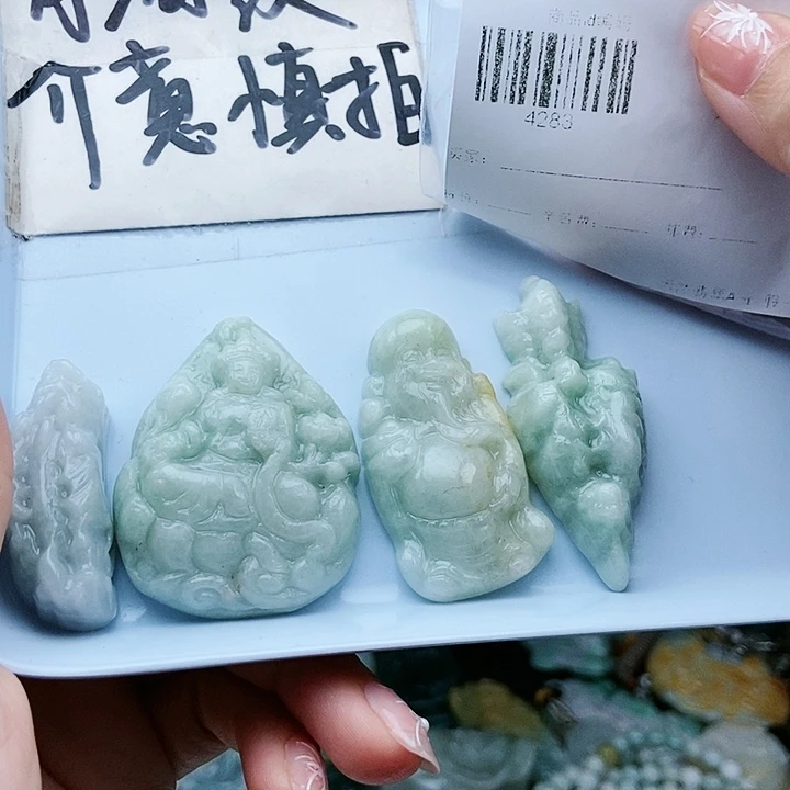 颈饰足铂镶嵌翡翠翡翠