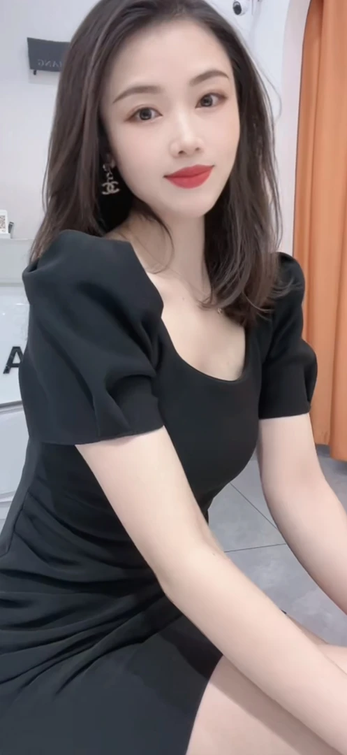 赫本风泡泡袖修身收腰连衣裙