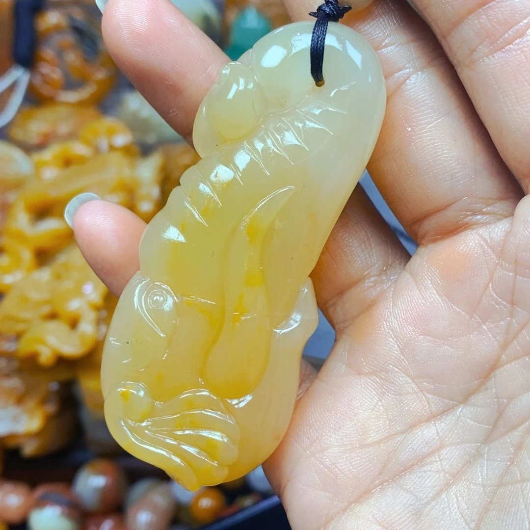 未镶嵌石英质玉（黄龙玉）颈饰