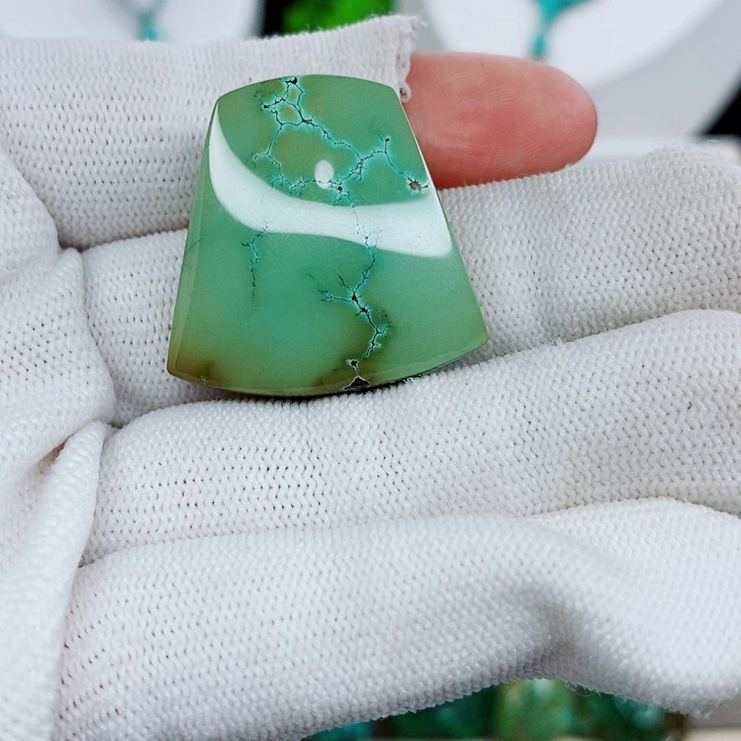 未镶嵌绿松石颈饰