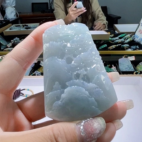 翡翠未镶嵌颈饰一个
