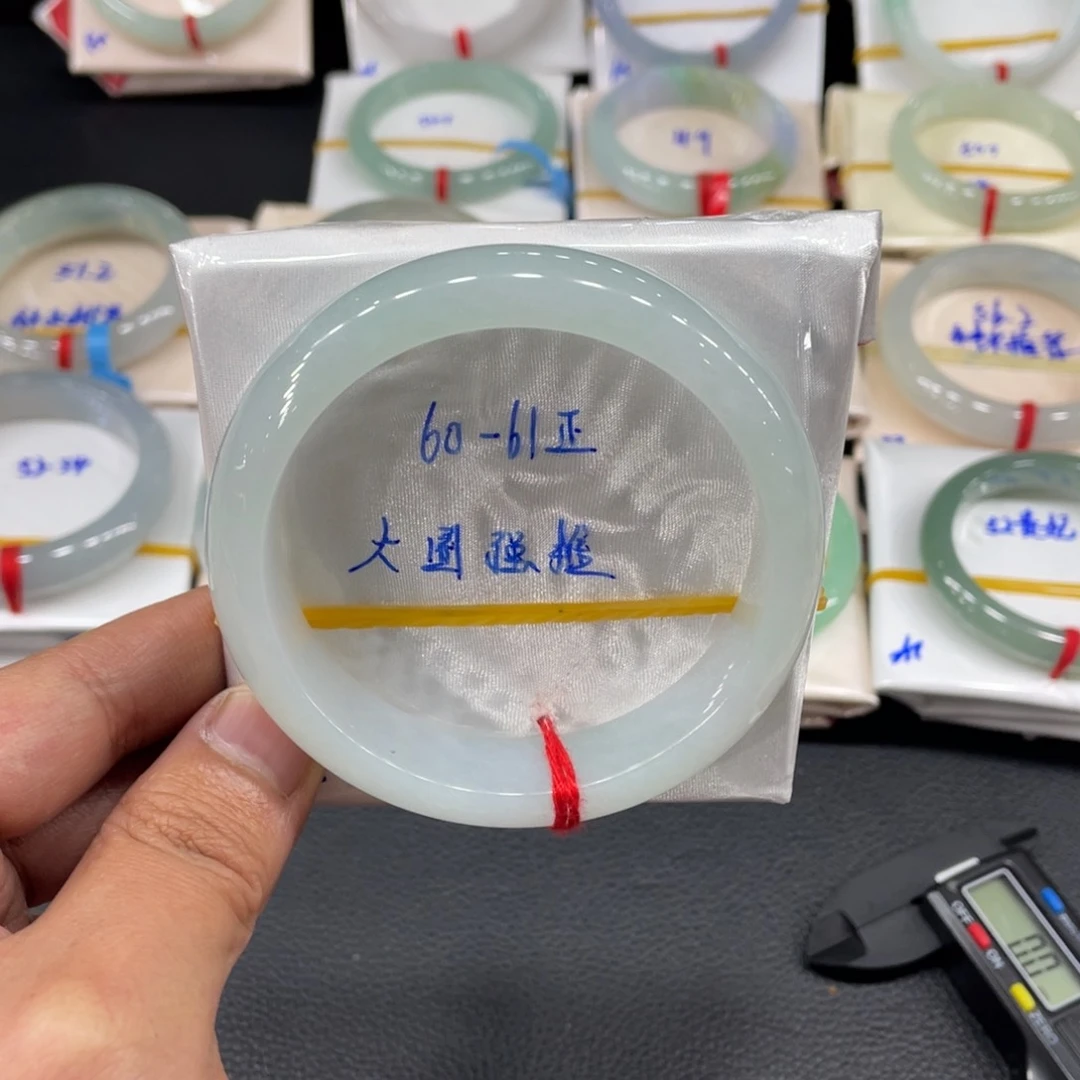 翡翠手镯未镶嵌天然翡翠