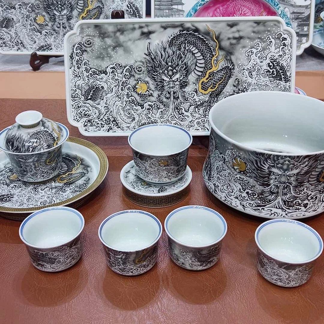 摆件景德镇陶瓷艺术展在上海举办期间举行