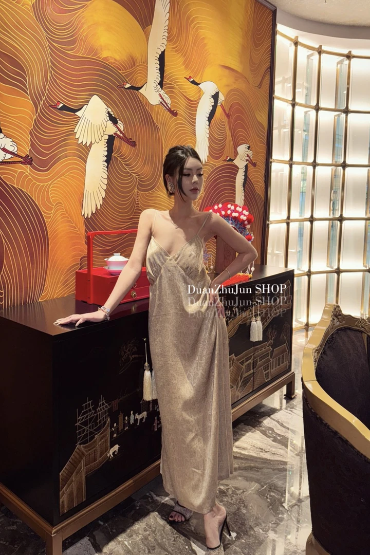 段竺君·独家贵妇香槟烫金蛇纹吊带连衣裙