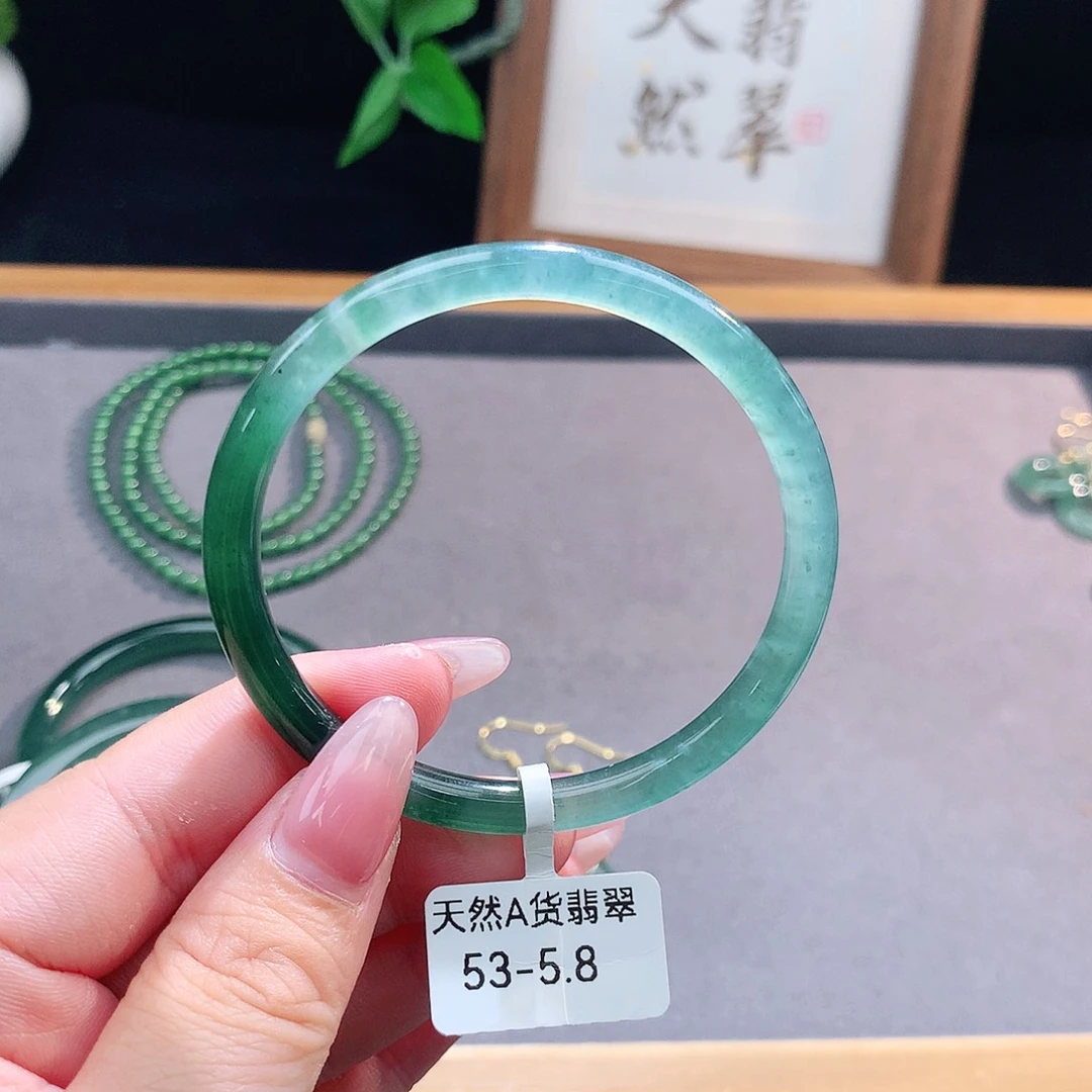 未镶嵌手镯（圆镯）翡翠