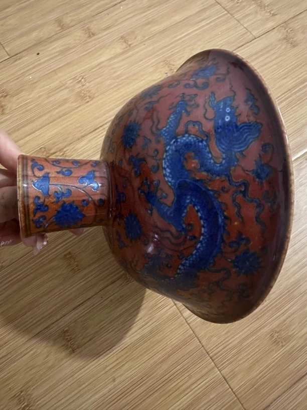 红釉蓝彩龙纹饰高足杯