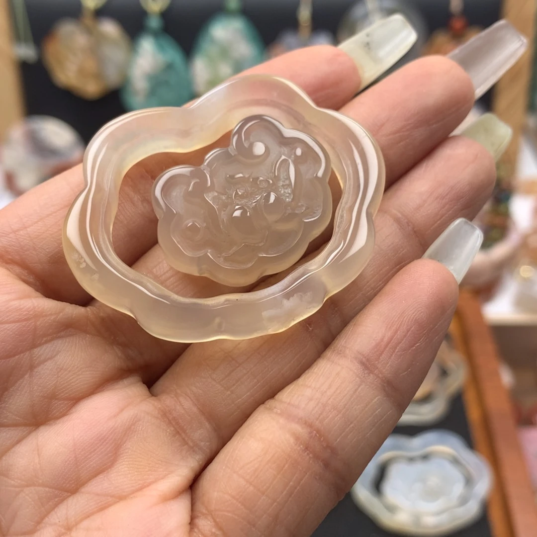 查罗石合金颈饰莲**贝