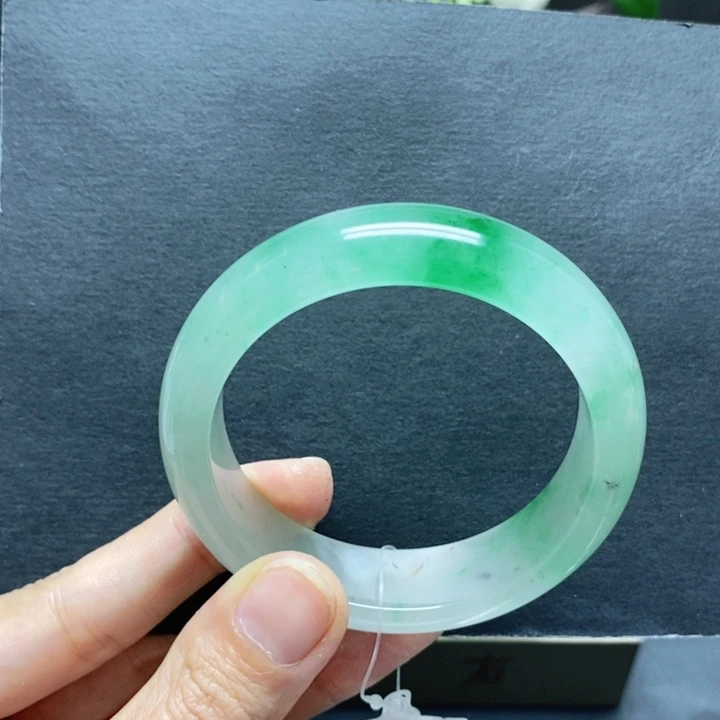 未镶嵌手镯石英质玉