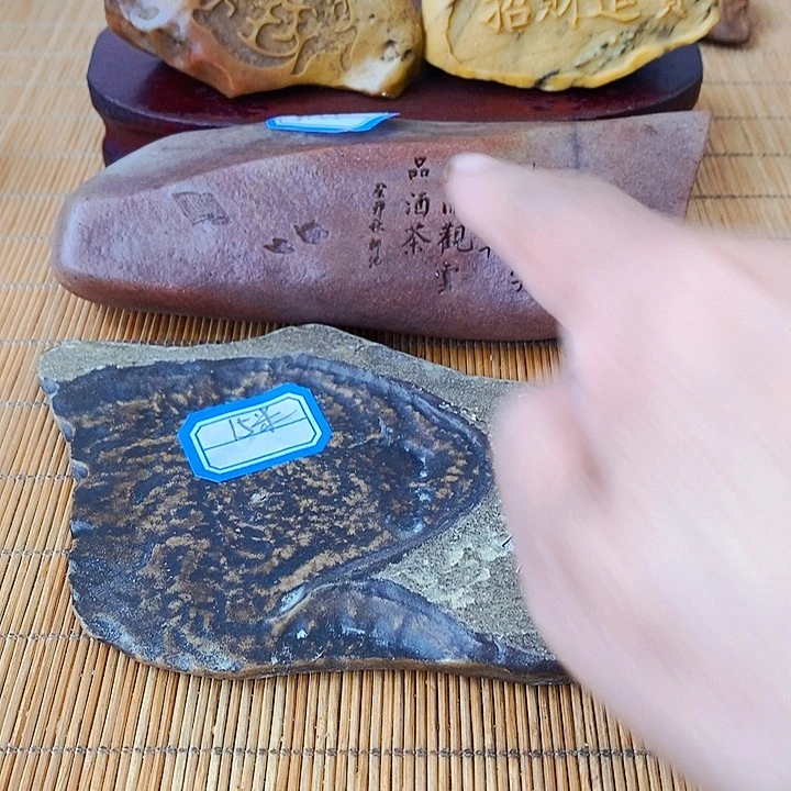 诺***敦原石雕刻工艺品手把摆件