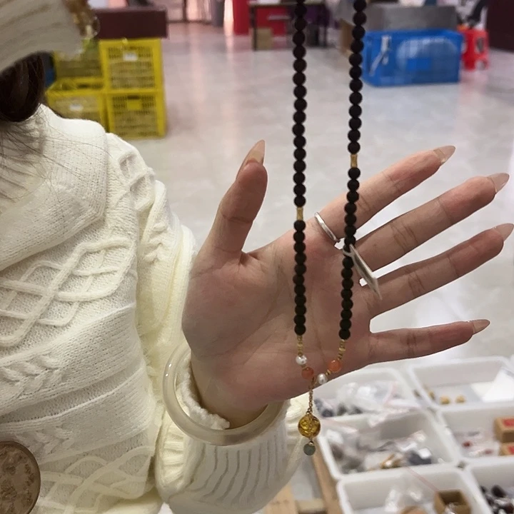 降真香毛衣链一条