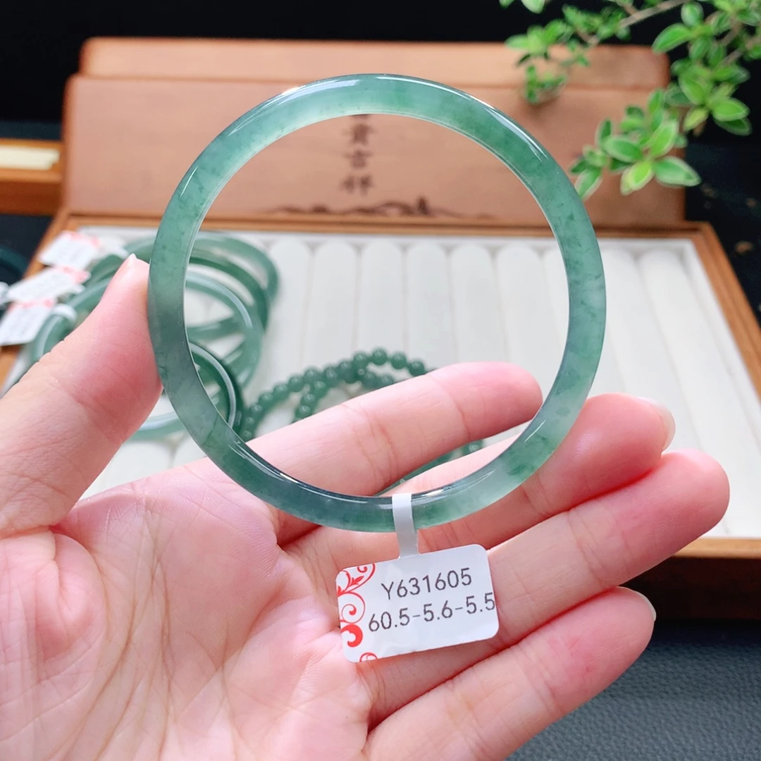 翡翠未镶嵌手镯（圆镯）