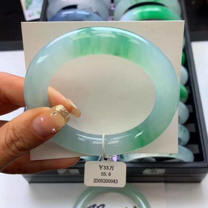 翡翠手镯未镶嵌冰绿底飘色胖圆条