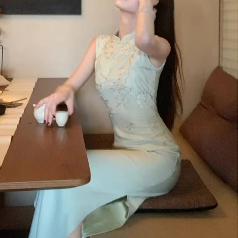 法式简约青绣国风新中式豆绿绣花连衣裙气质优雅绝美改良旗袍裙新