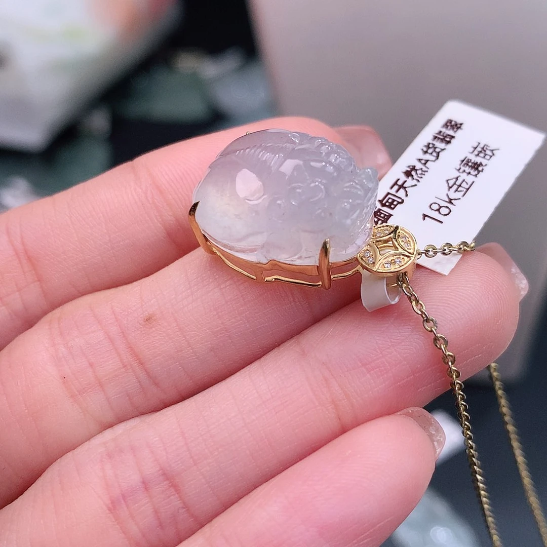 颈饰18K金镶嵌翡翠白冰起胶貔貅