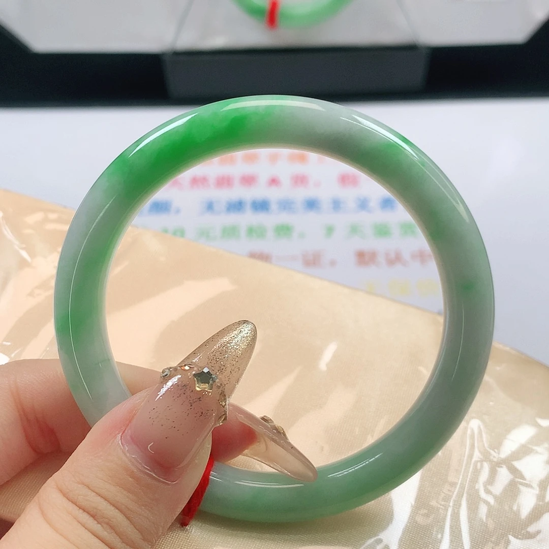 翡翠手镯未镶嵌555