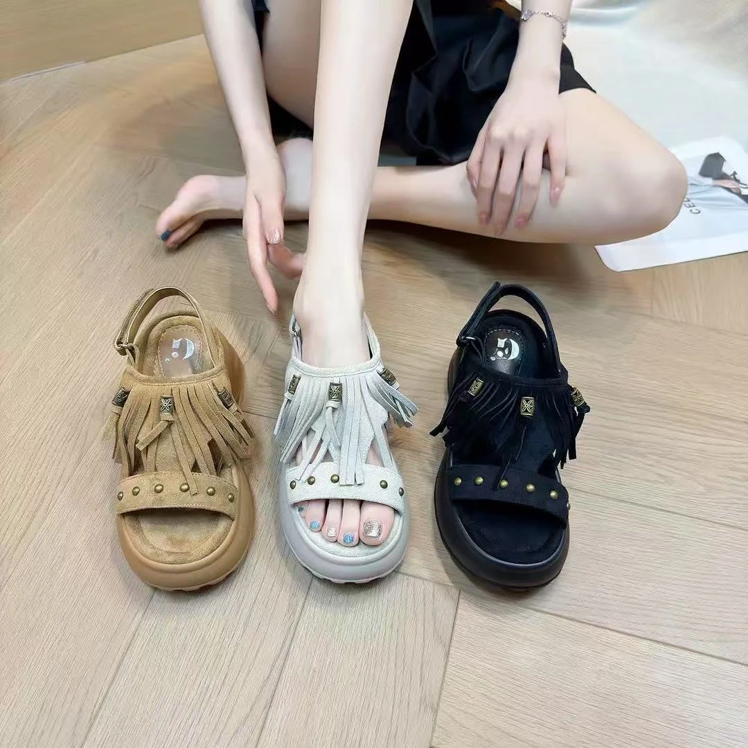铆钉设计2025新款厚底流苏露趾罗马鞋时装凉鞋百搭松糕鞋