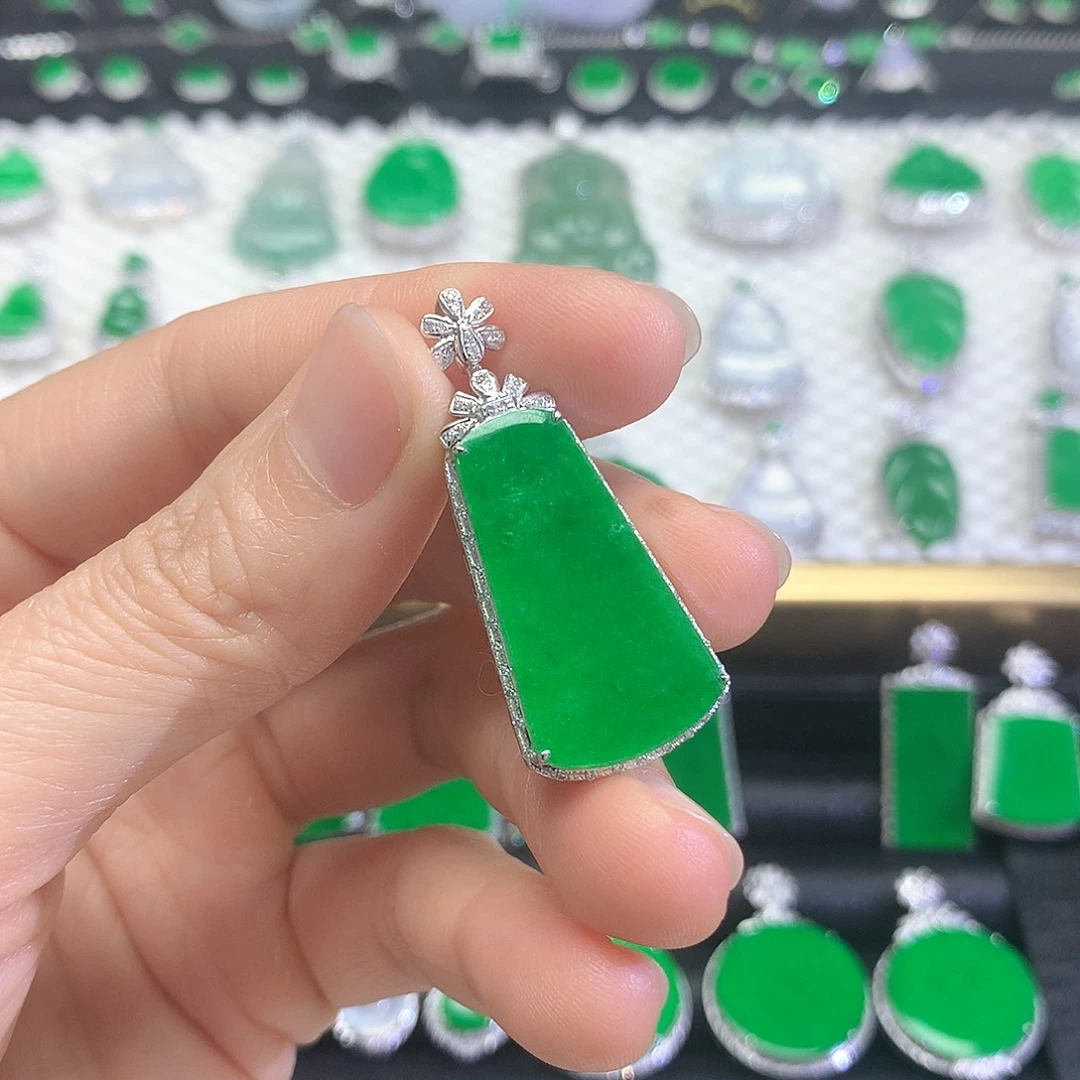 颈饰18K金镶嵌翡翠吊坠