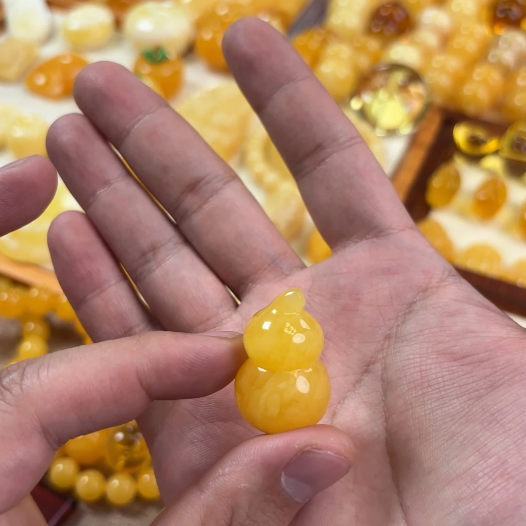 勤***糖蜜蜡未镶嵌裸石葫芦