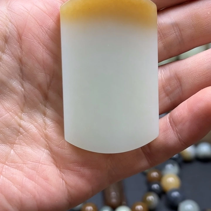 林***`颈饰未镶嵌和田玉（糖玉）