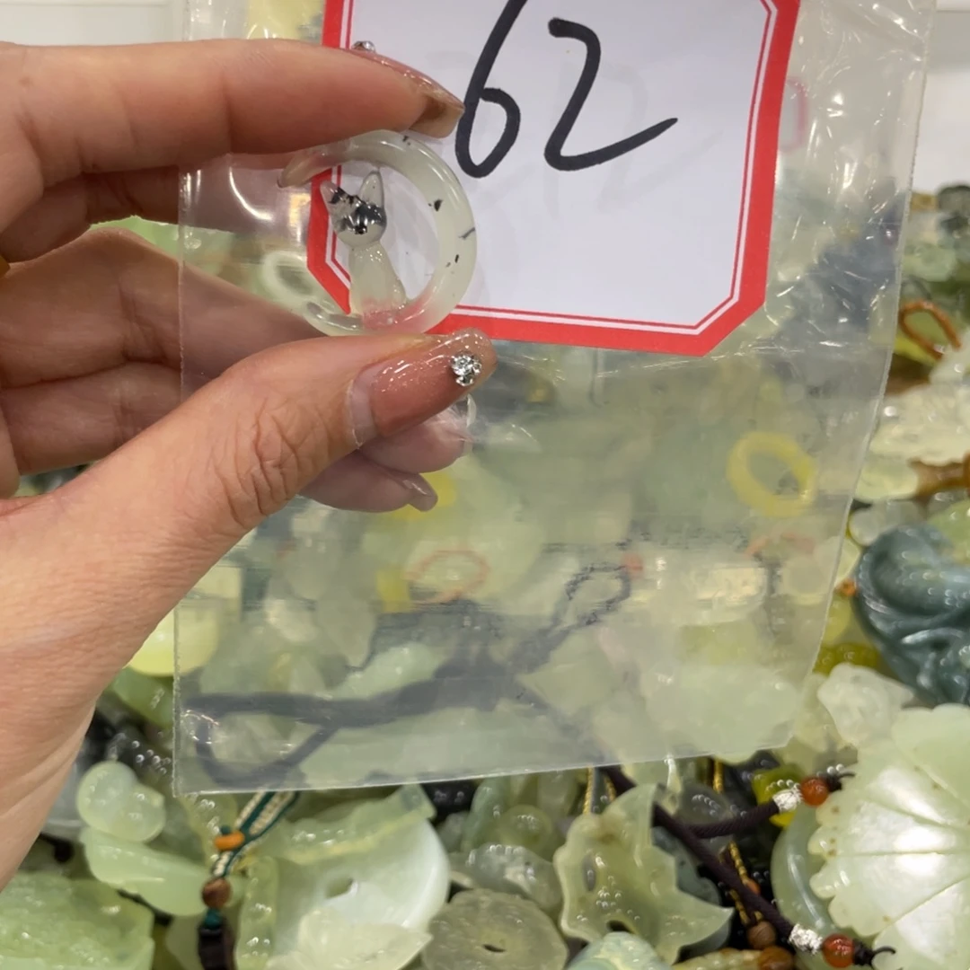 蛇纹石玉颈饰合金