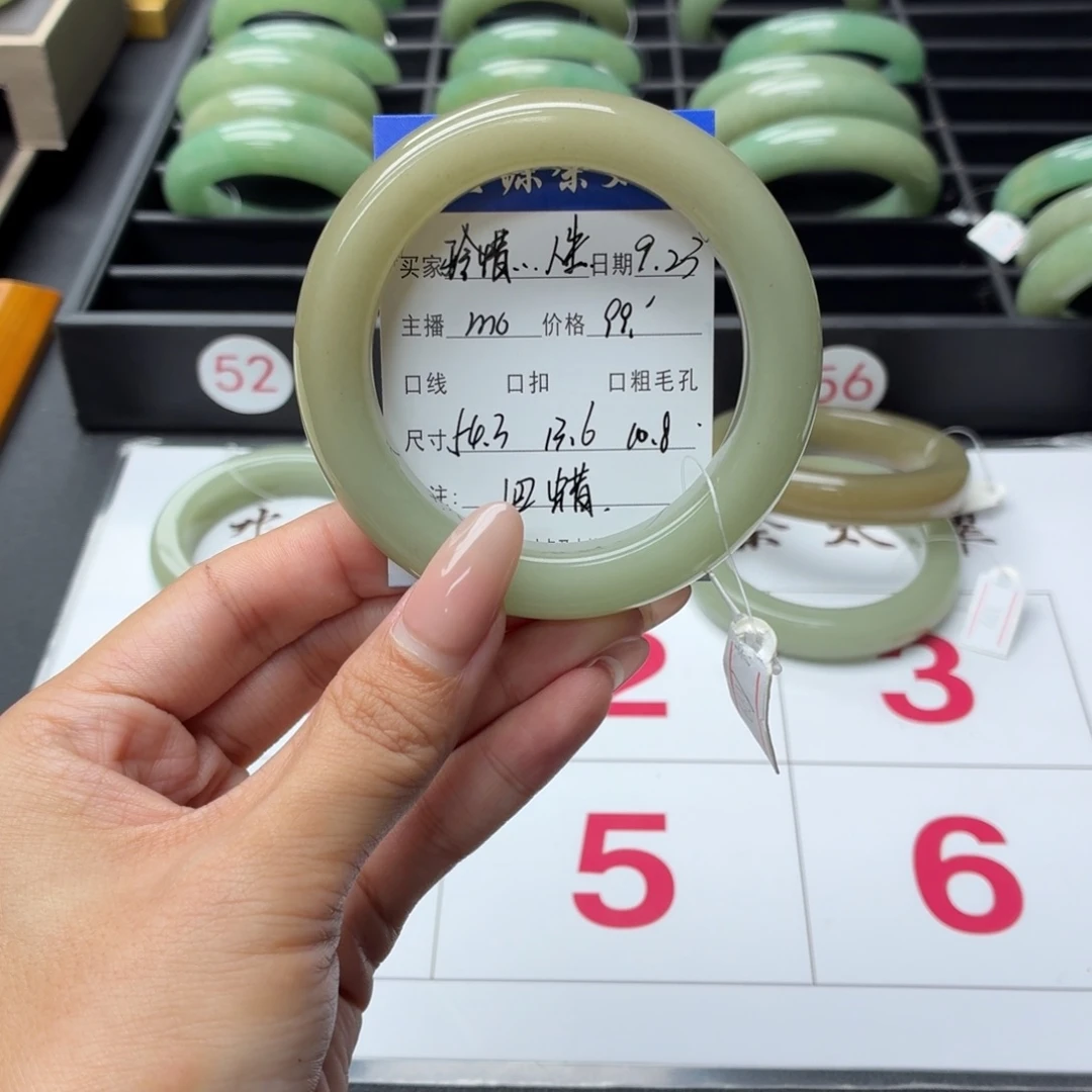 珍***生未镶嵌手镯石英质玉