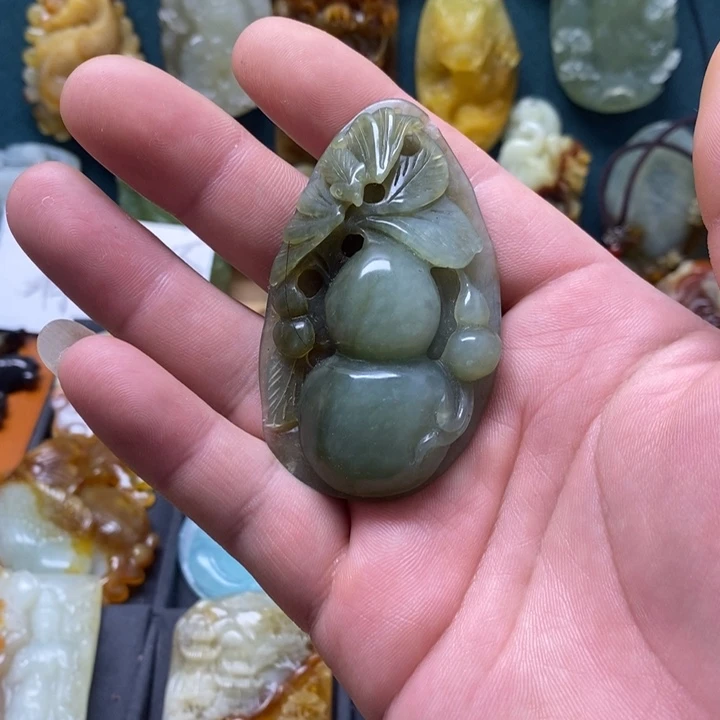 蛇纹石玉未镶嵌挂件