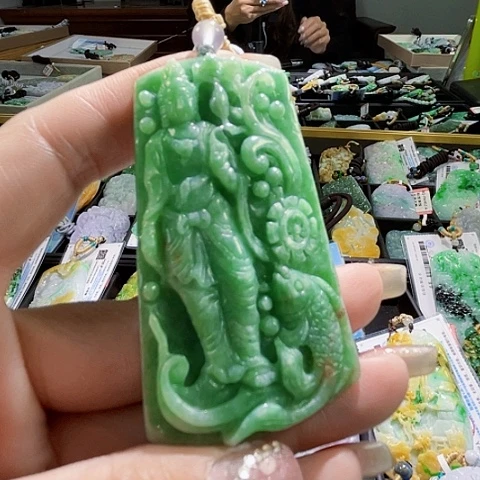 翡翠未镶嵌颈饰一个