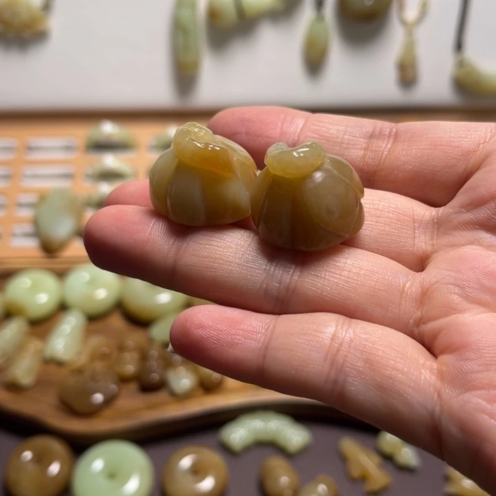 钦***包和田玉未镶嵌颈饰