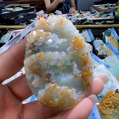 颈饰未镶嵌翡翠一个