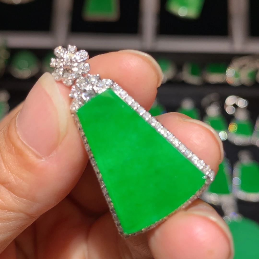 翡翠18K金镶嵌颈饰翡翠